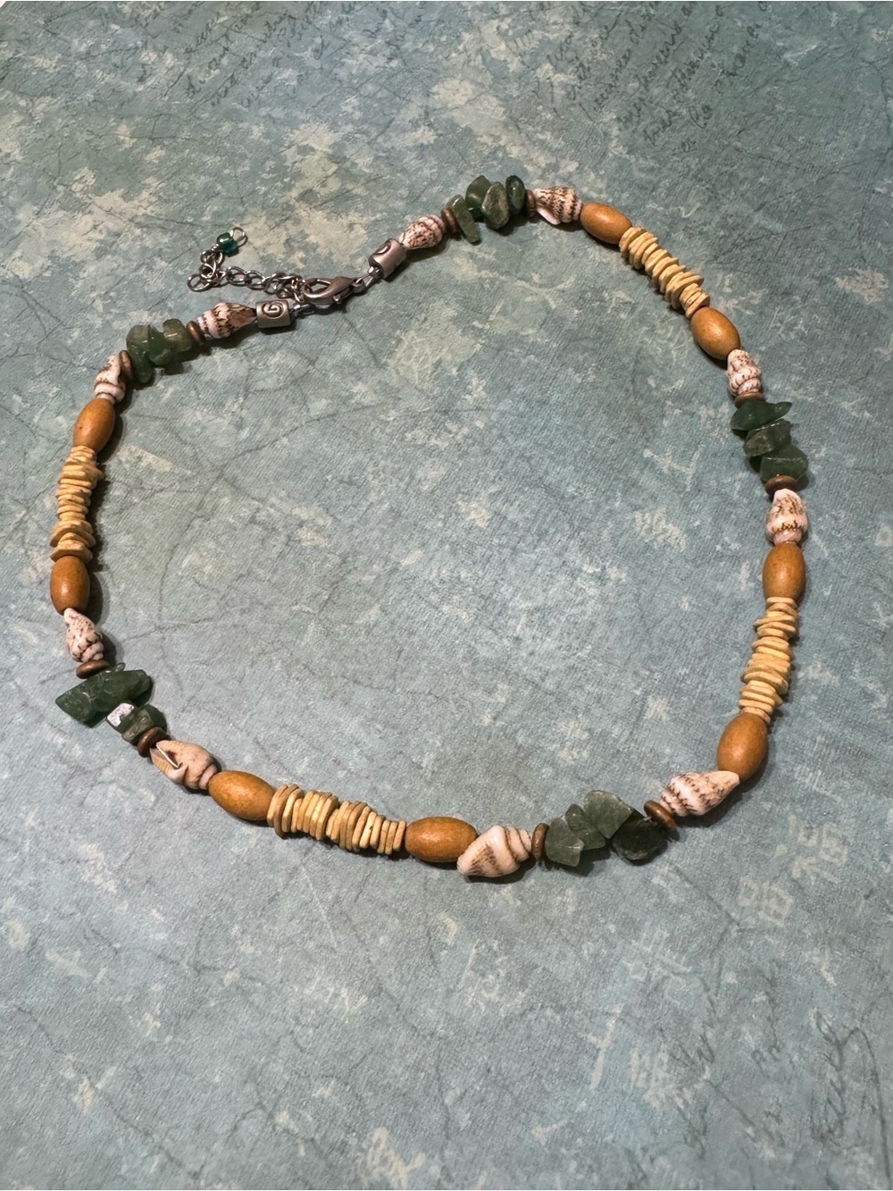 VINTAGE SHELL AND AVENTURINE NECKLACE